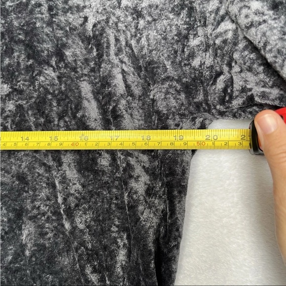 WE THE FREE People Nora Jane Crushed Velvet Top M Gray Balloon Sleeve Oversized - Picture 8 of 13